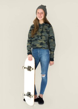  Kız kaykay ile ayakta