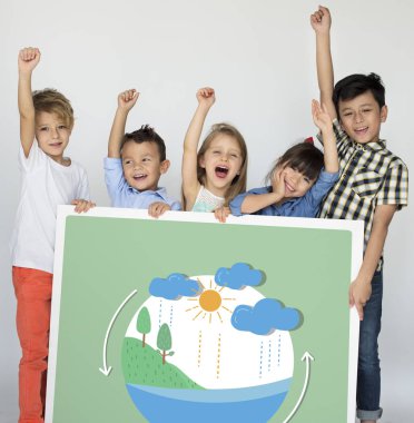 küçük çocuklar afişini holding