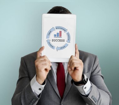 Dijital Tablet ile yüz kapsayan iş adamı