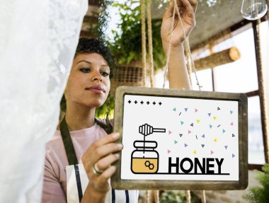 Afrikalı kadın dükkanda çalışan önlük 