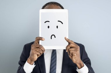 Dijital tablet kapsayan yüz tutan adam