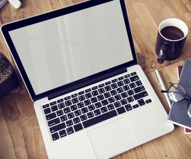 Açık tablo üstünde laptop