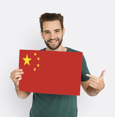 Sakallı afişini tutar  