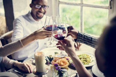 İnsanlar restoranda yemek yiyor.  