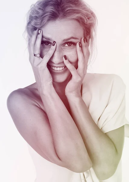 Mujer sonriente en el estudio — Foto de Stock