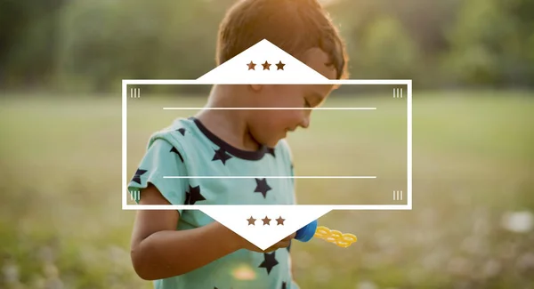 Boy bermain dengan gelembung sabun — Stok Foto