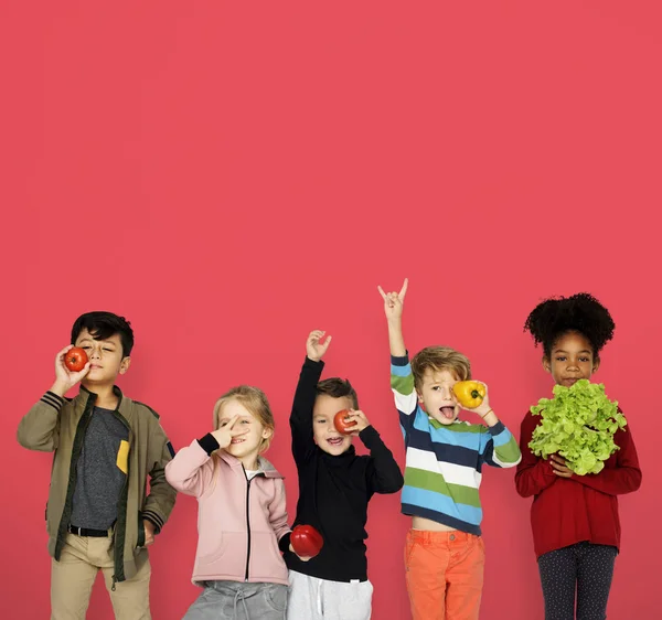 Kinder halten Gemüse in der Hand — Stockfoto