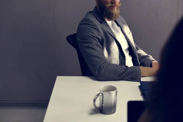 Schöner Geschäftsmann am Tisch — Stockfoto