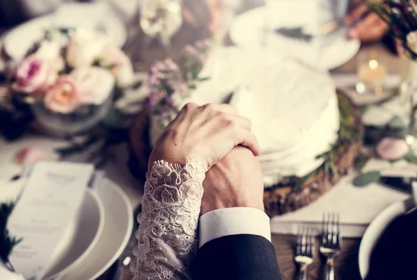 Noiva e noivo corte bolo de casamento — Fotografia de Stock