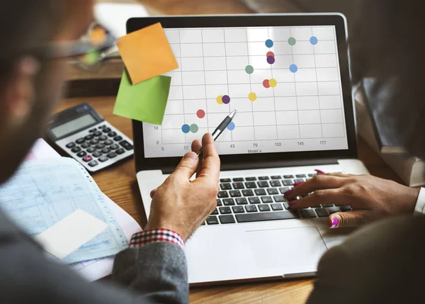 Man en vrouw die kijken naar laptop scherm — Stockfoto