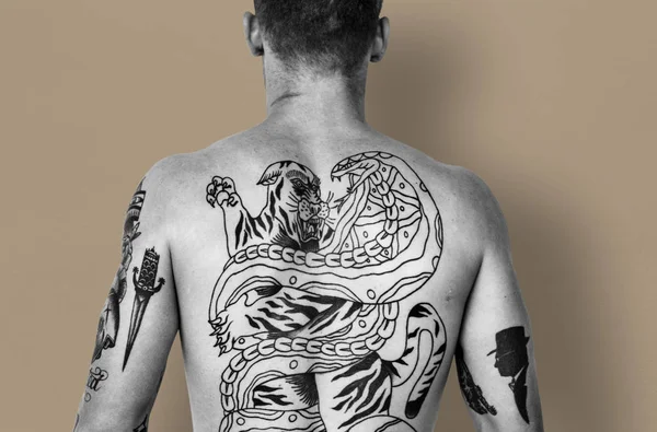Homem com tatuagem em costas nuas — Fotografia de Stock