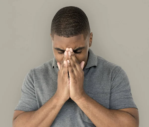 Africano hombre posando en estudio — Foto de Stock