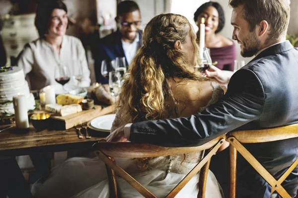 Menschen feiern Hochzeit am Tisch — Stockfoto