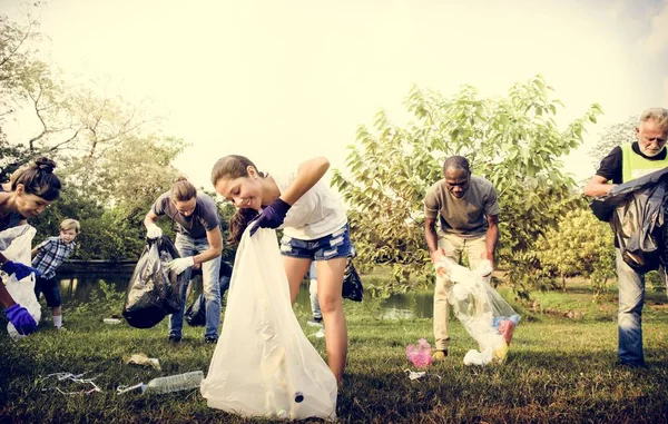 Parkta çöp toplamak insanlar — Stok fotoğraf