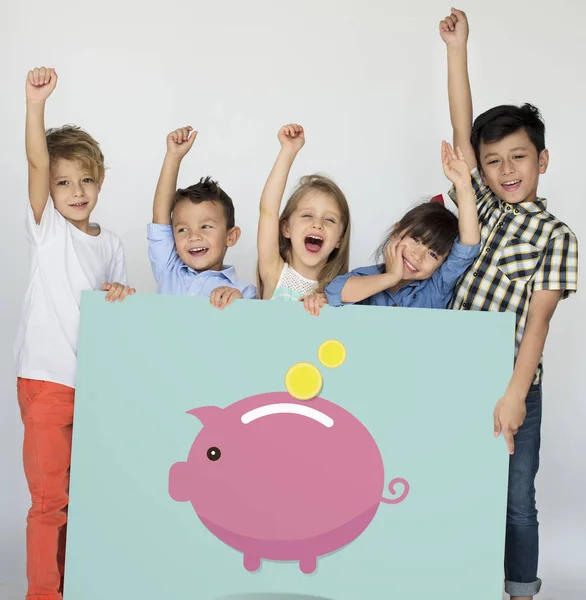 Små barn hålla plakat — Stockfoto