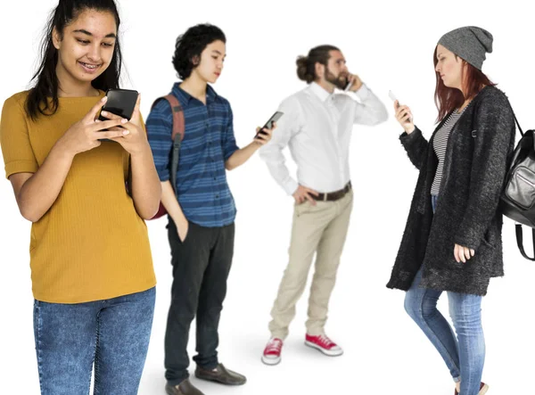 Ayakta ve telefon kullanarak çeşitlilik insanlar — Stok fotoğraf