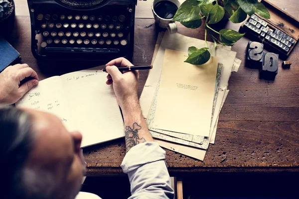 Man writing in notebook — Stock Photo, Image