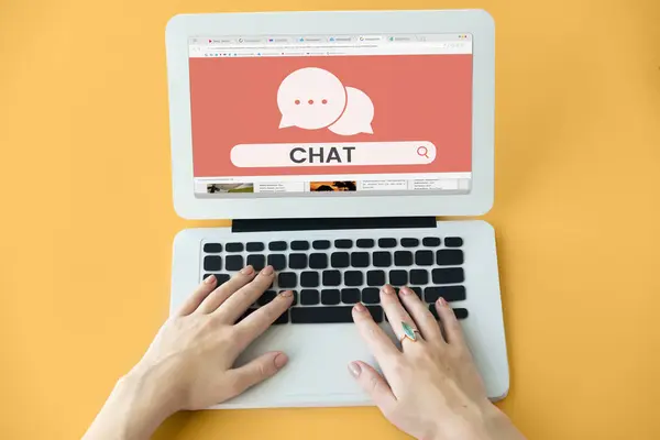 Woman typing on laptop keyboard — Stock Photo, Image