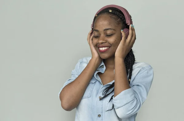African american vrouw met hoofdtelefoon — Stockfoto