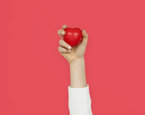 Ręczne trzymanie czerwonego serca — Zdjęcie stockowe