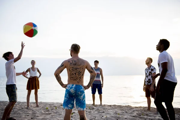 Beste Freunde spielen Beachball — Stockfoto