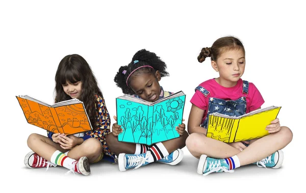 Chicas leyendo libros juntos — Foto de Stock