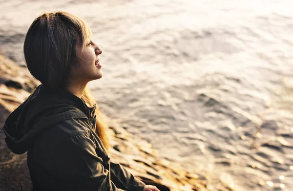 Asian woman at beach — Stock Photo, Image