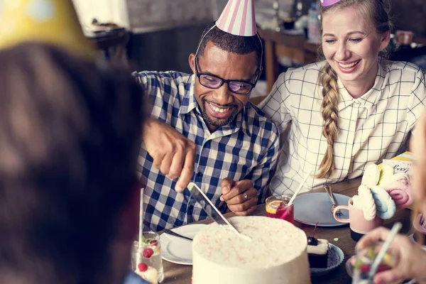 Люди празднуют день рождения за столом — стоковое фото