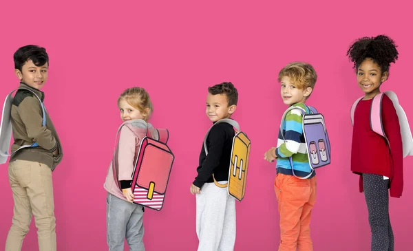 Escuela Amigos con papel Mochilas —  Fotos de Stock