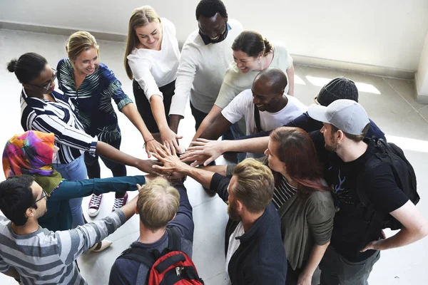 Menschen halten die Hände zusammen — Stockfoto