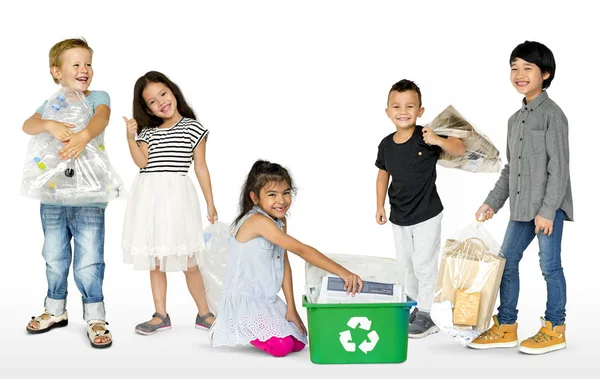 孩子们与废物的回收利用 — 图库照片