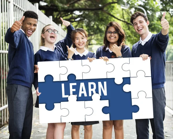 Glad multicutural studenter med banner — Stockfoto