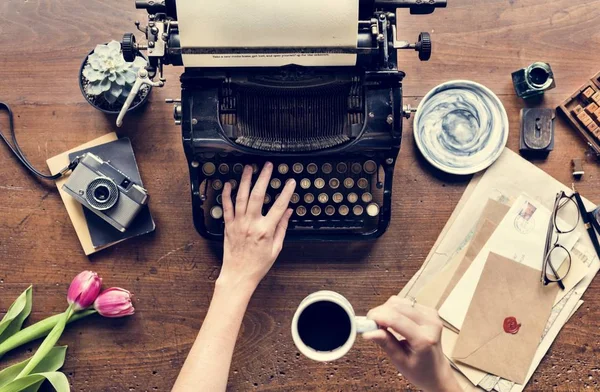 Manos femeninas escribiendo en la máquina de escribir vintage — Foto de Stock