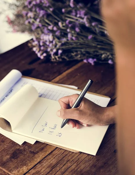 Persona escribiendo notas — Foto de Stock