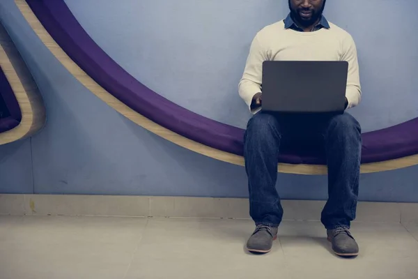 Homem africano trabalhando com laptop — Fotografia de Stock