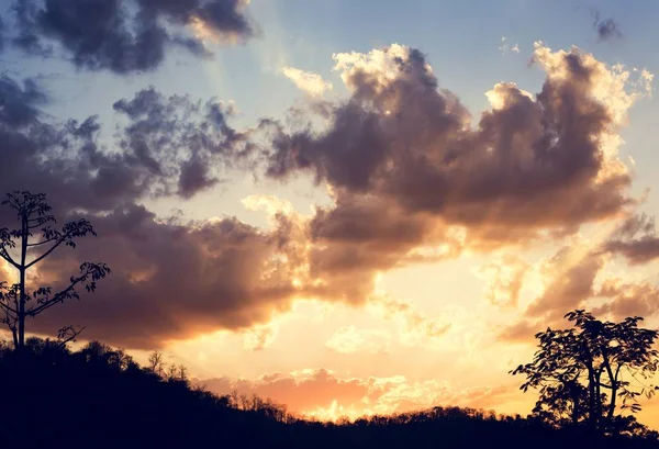 Сонячне світло з хмарно Синє небо — стокове фото