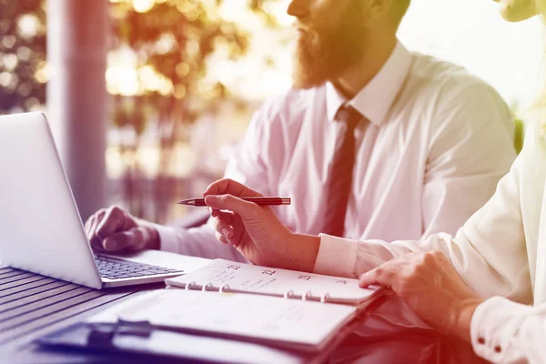 Personer brainstorming vid bord med laptop — Stockfoto