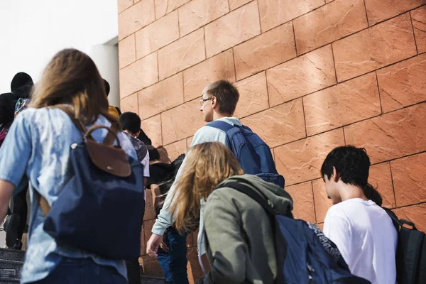 Grupp elever går på trappan — Stockfoto