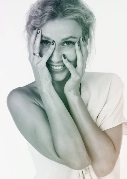 Mujer sonriente en el estudio — Foto de Stock