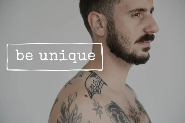 Kaukasiska man med tatueringar i studion — Stockfoto