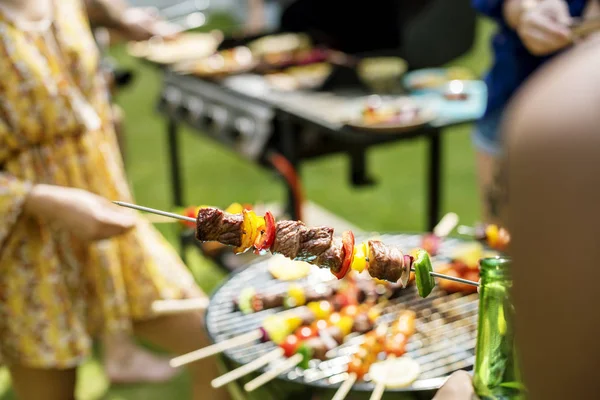 arkadaşlar charcoals Barbekü yemek