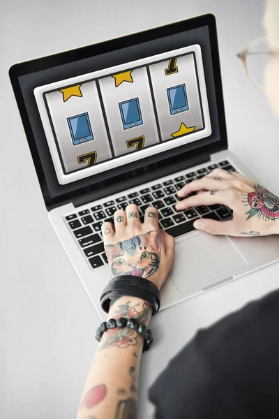 Τατουάζ προσώπου πληκτρολογώντας σε φορητό υπολογιστή. — Φωτογραφία Αρχείου