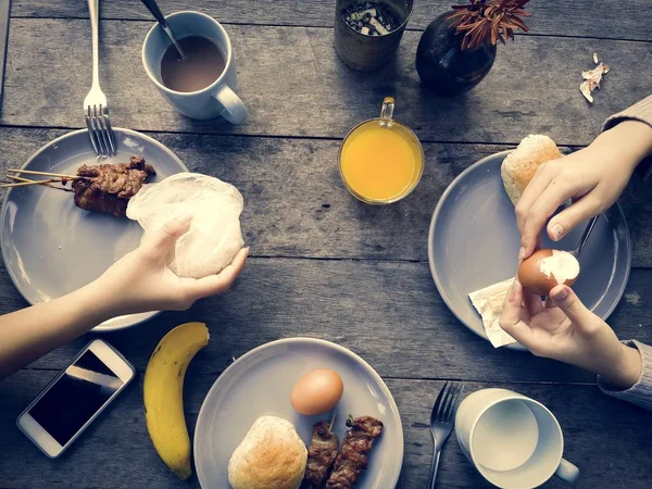 아침 식사를 먹는 사람 — 스톡 사진