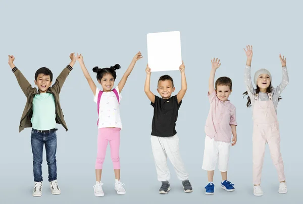 Niños pequeños con pancarta —  Fotos de Stock