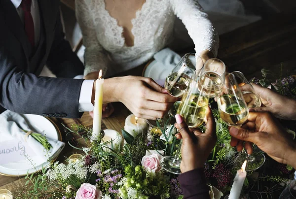 Menschen feiern Hochzeit am Tisch — Stockfoto