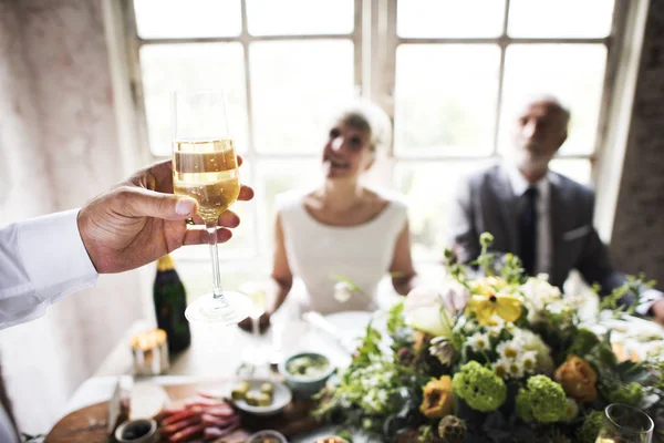 Casal na mesa de casamento — Fotografia de Stock