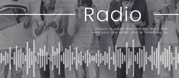 Друзья, использующие цифровые устройства
