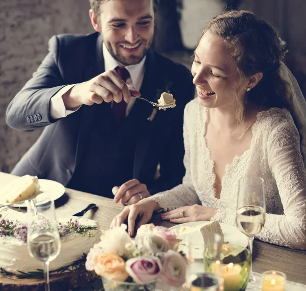 Menschen feiern Hochzeit am Tisch — Stockfoto