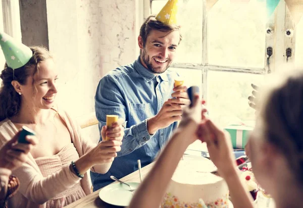Mensen vieren verjaardag aan tafel — Stockfoto
