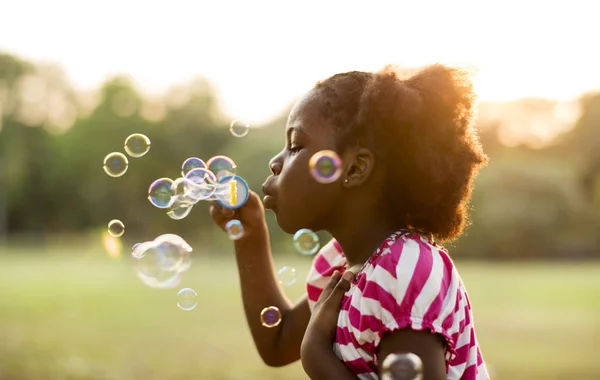 Парень с пузырьками в парке — стоковое фото